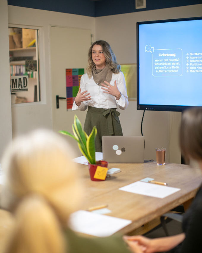 Anna Stiefsohn von KOMMUNIKanna leitet einen interaktiven Social Media Workshop für Mitarbeiter eines Unternehmens.