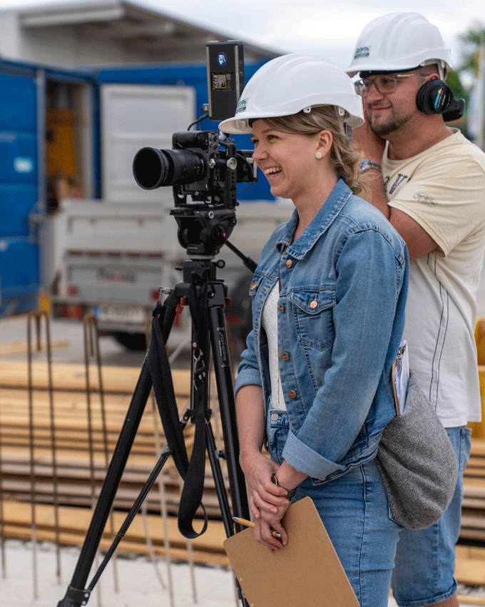 Eine Mitarbeiterin von KOMMUNIKanna bei der professionellen Foto- und Videoproduktion.